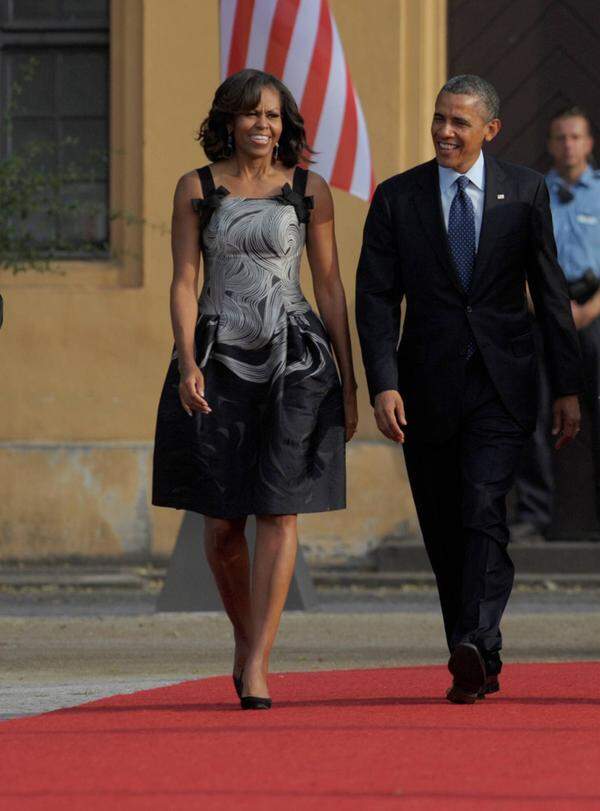 Die amerikanische First Lady Michelle Obama gilt nicht nur in den USA als Modevorbild. Im Juni trug sie während eines Besuchs in Deutschland dieses Kleid von Carolina Herrera.