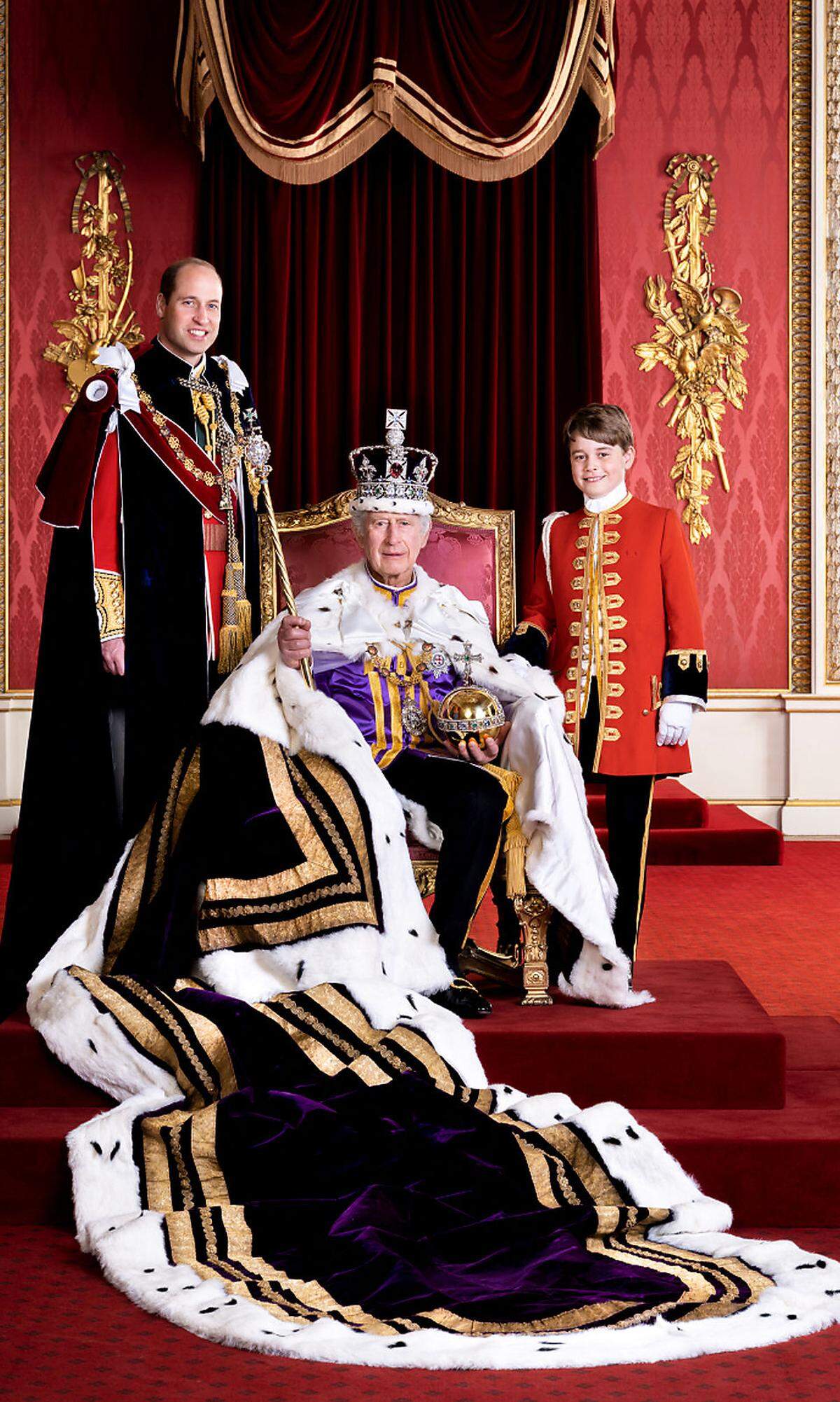 15. Mai. Eine Woche nach der feierlichen Krönung von König Charles III. und seiner Frau Königin Camilla hat der Buckingham-Palast weitere Bilder von dem großen Tag veröffentlicht. Auf einem von zwei Bildern ist der König mit seinen beiden nächsten Thronerben zu sehen, Prinz William und Prinz George. Charles sitzt dabei im vollen Ornat mit Krone, Reichsapfel und Zepter auf seinem Thron im Londoner Buckingham-Palast. Mehr dazu.