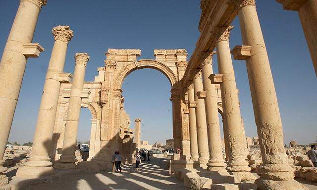 Ein Bild aus einer Zeit, in der noch Touristen durch die Ruinen von Palmyra spazieren konnten.