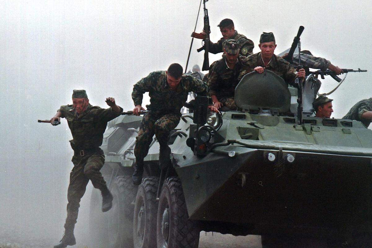 Nachdem schon Hunderte Menschen getötet worden waren, setzte die russische Armee 1992 einen Waffenstillstand durch. Seither überwacht eine trinationale Friedenstruppe mit Soldaten aus Russland, Moldau und Transnistrien das einst blutig umkämpfte Gebiet. Allerdings hält Moskau gegen den Willen der Regierung von Moldau noch immer eigene Soldaten und Waffenvorräte dort zurück - trotz einer 1999 getroffenen Rückzugsvereinbarung.Bild: Russische Militärübung in Dushanbe im Jahr 2001.