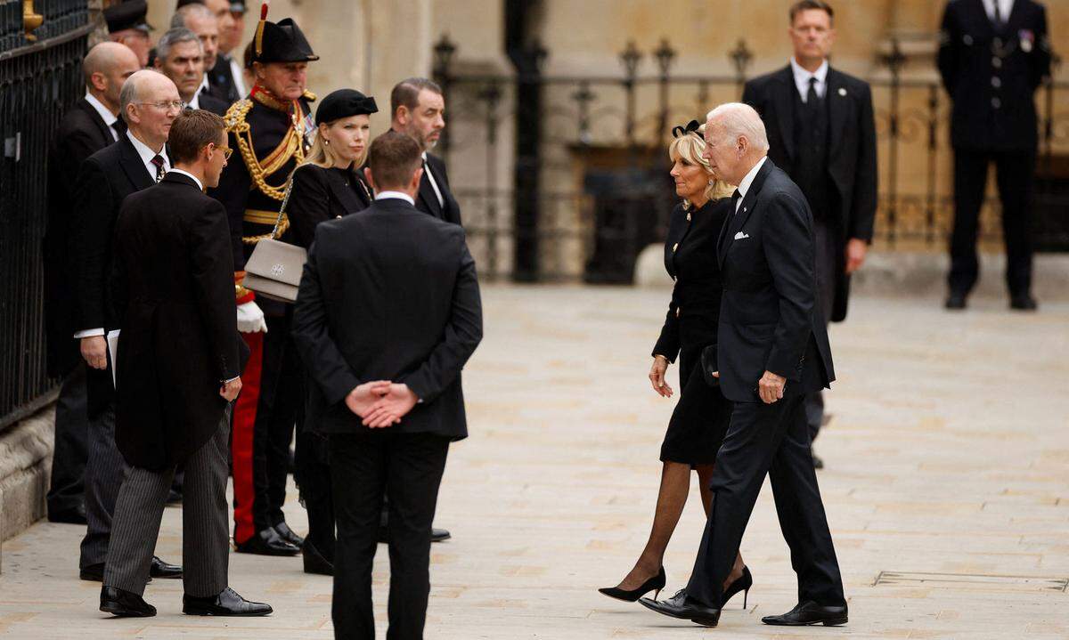 Die Bidens am Weg in die Westminster Abbey.