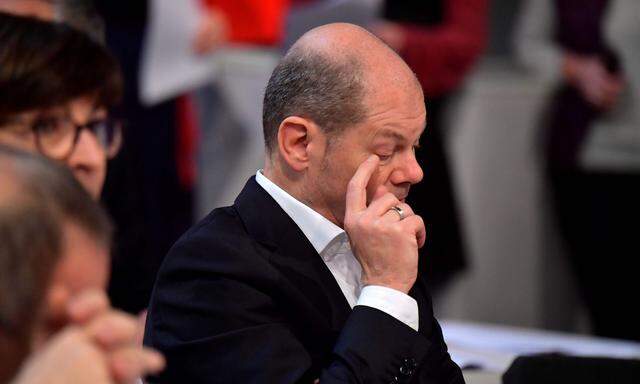   Der deutsche Finanzminister Olaf Scholz hält eine Ausweitung der geplanten Börsensteuer auf hoch spekulative Finanzgeschäfte für sinnvoll. 