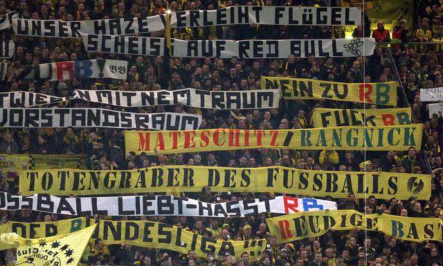 Transparente der Dortmund-Fans
