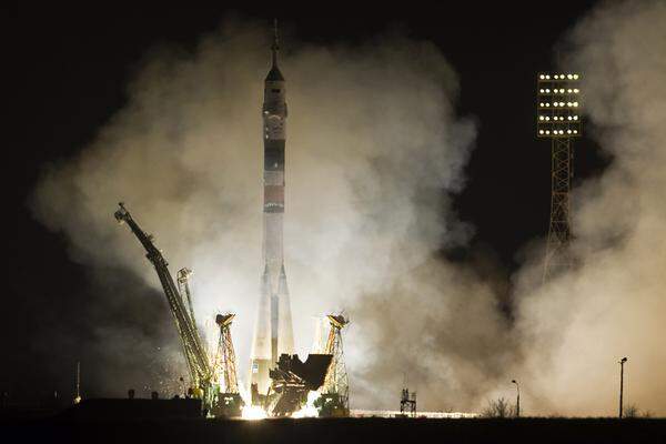 Um 05.10 Uhr MEZ sollten die Verbindungsluken geöffnet werden. Russland ist seit dem Aus der US-Space-Shuttles das einzige Land, das Menschen ins All und wieder zurück transportieren kann.