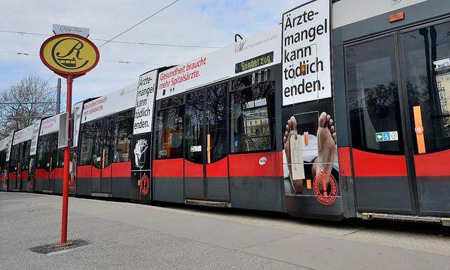 Das Sujets auf einer Wiener Straßenbahn, auf einem von der Ärztekammer veröffentlichen Foto.