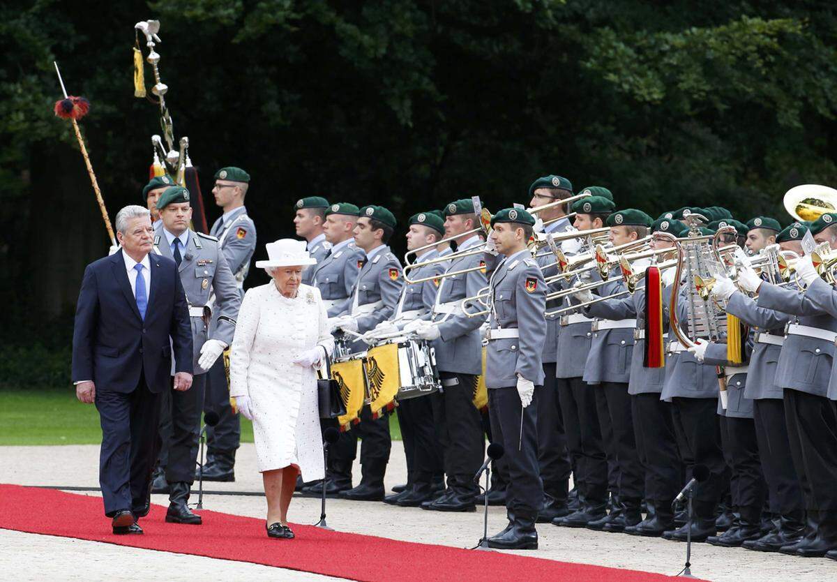 Empfangen wurde die britische Königin zu ihrem fünften Besuch von Bundespräsident Joachim Gauck.Der erste fand 1965 statt. Insgesamt besuchte sie Deutschland häufiger, einige Reisen hatten protokollarisch aber einen anderen Status und teilweise lediglich privaten Charakter, weswegen sie nicht als Staatsbesuch zählen.