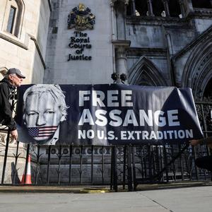 Assange-Unterstützer vor dem Royal Court of Justice in London. 