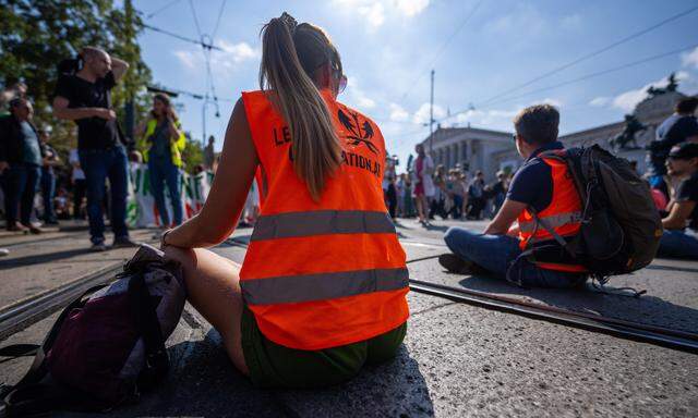 Mit ihren Protestaktionen auf Österreich Straßen ziehen die Aktivistinnen und Aktivsten der Letzten Generation immer wieder den Unmut der Autofahrerinnen und Autofahrer auf sich.