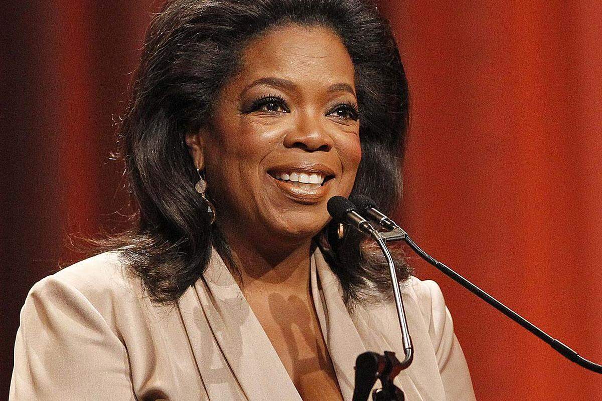 Die US-amerikanische Talkmasterin Oprah Winfrey hat sich erneut den Spitzenplatz auf der Liste der Topverdienerinnen unter den weiblichen US-Promis gesichert. Nach den Berechnungen des US-Wirtschaftsmagazins "Forbes" kassierte Winfrey zwischen Juni 2009 und Juni 2010 rund 315 Millionen Dollar (241 Mio. Euro).