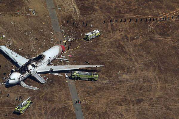 Eine aus Südkorea kommende Boeing 777 hat auf dem Flughafen in San Francisco ein Bruchlandung hingelegt. An Bord waren 291 Passagiere und 16 Fluglinien-Mitarbeiter. Zwei Menschen starben, rund 182 wurden verletzt, mehrere davon schwer.