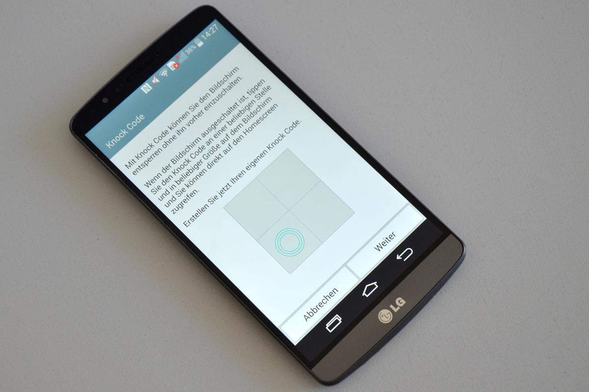 Der Bildschirm kann durch das Klopfen eines Musters auf das dunkle Display direkt entsperrt werden. Das funktioniert problemlos und spart einen Zwischenschritt.