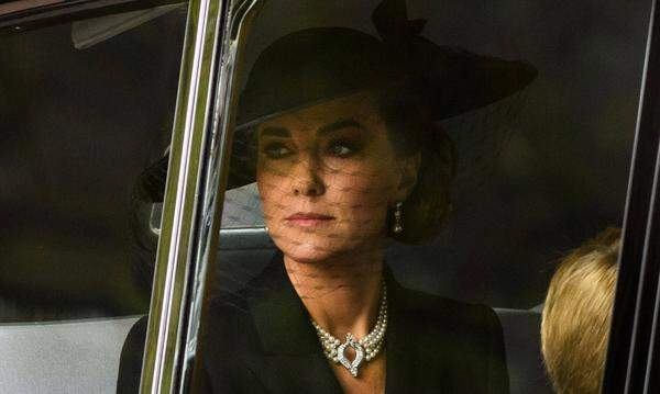 Prinzessin Kate trägt eine Perlenkette, die einst Queen Elizabeth II. gehörte.