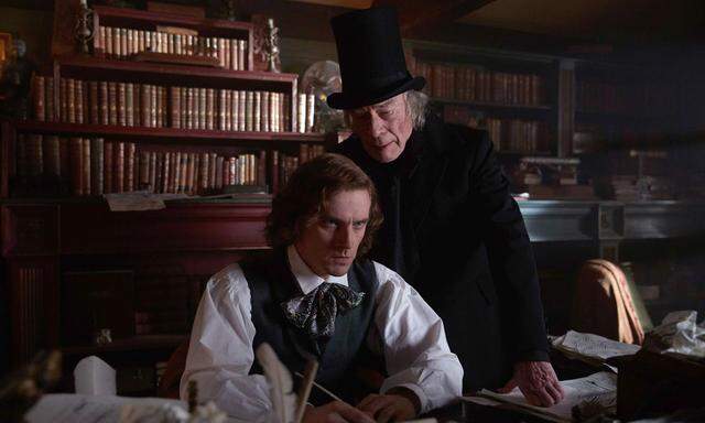 Charles Dickens (Dan Stevens) und seine Figur Scrooge (Christopher Plummer).