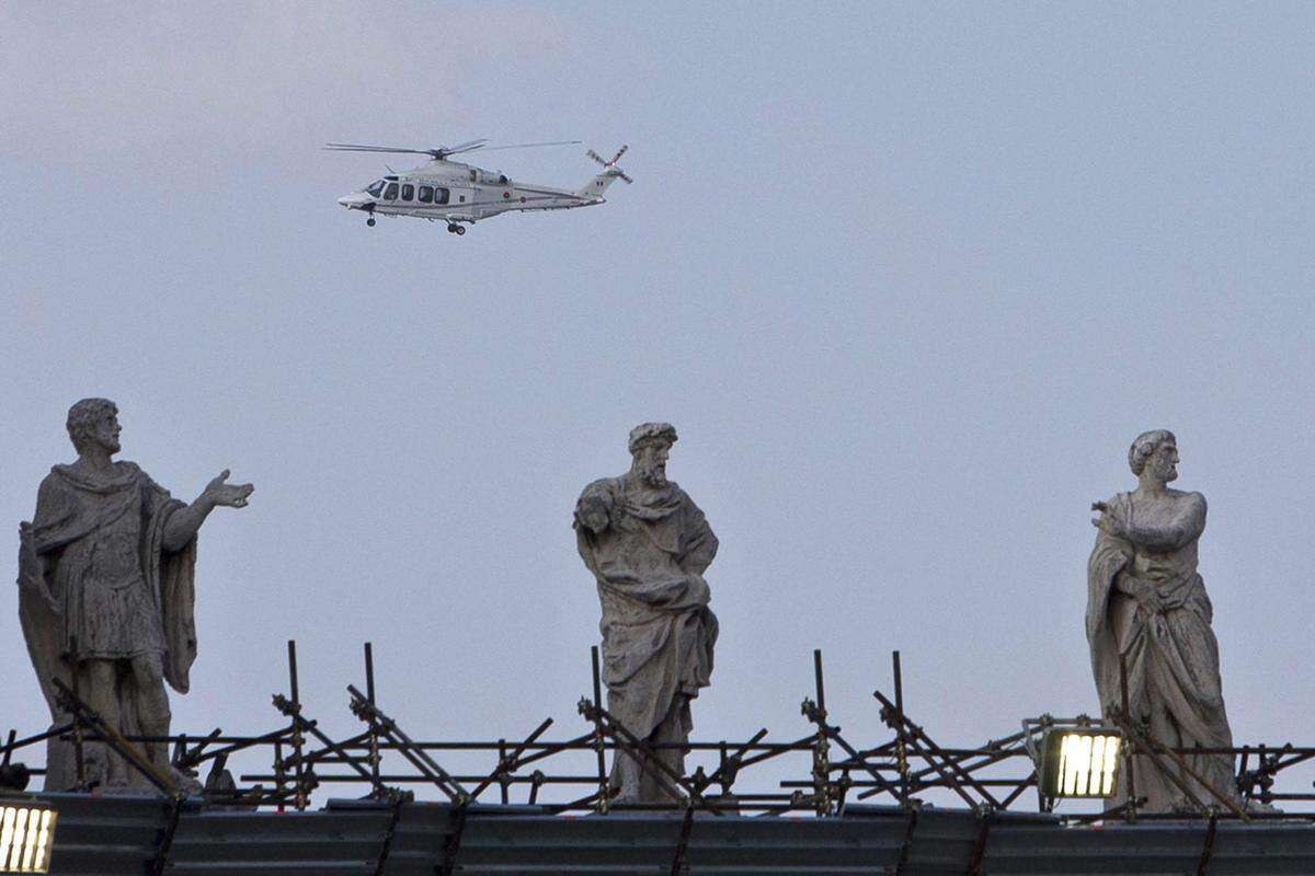 Kurz nach 17 Uhr ist Benedikt XVI. dann in einem Hubschrauber der italienischen Luftwaffe aus dem Vatikan abgeflogen.