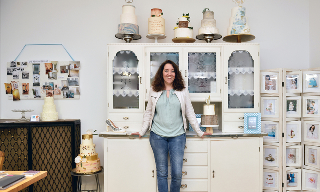 Andrea Kargl („Das Tortenstudio“) mit einigen ihrer Tortenmodelle neben der Backstube – aus der es nach Schokolade duftet.