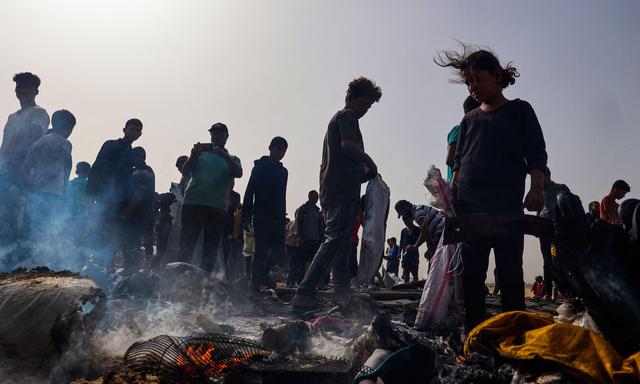 Trauer, Schock, Entsetzen: Szene der Verwüstung in einem Zeltlager in Rafah. 