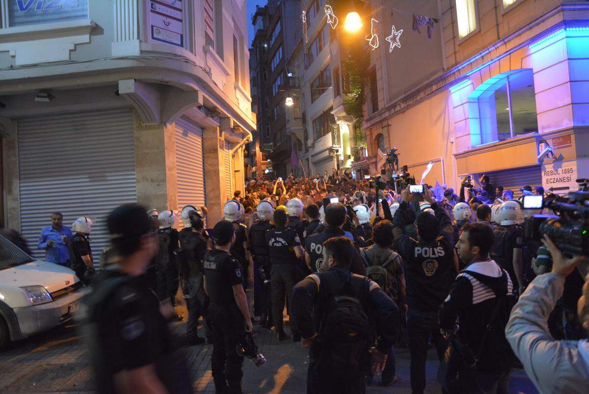 Die Demonstranten wollen auf die Istiklal Caddesi, doch die Polizei hat die Straße gesichert. Derweil singen die Demonstranten Lieder und schwenken die Regenbohnenfahne. Neben den Polizisten ist bereits ein Wasserwerfer einsatzbereit.Laut Medienberichten wurden insgesamt 120 Personen festgenommen, darunter auch zwei österreichische Touristen.