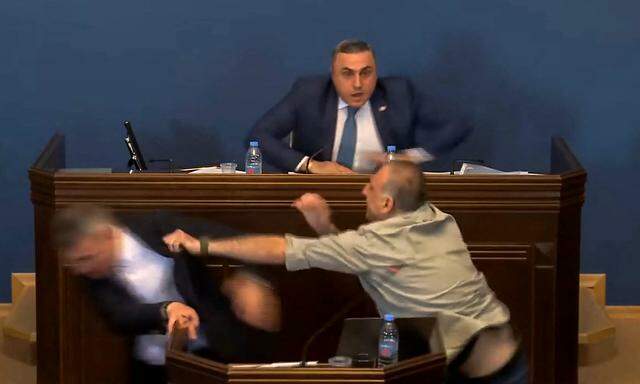 In Tiflis wurde eine politische Debatte mit Fäusten ausgetragen.