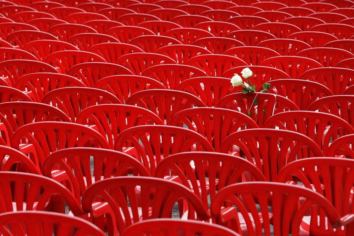 Genau 11.541 Stühle sollen dabei leer bleiben, um an die Toten der 44-monatigen Belagerung der Stadt zu erinnern.