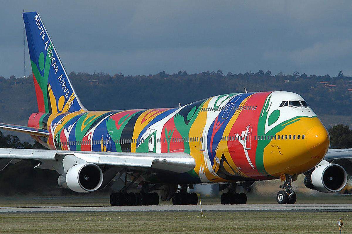 Uff! Diese Boeing 747 der South African Airways war einst in den 1990ern unter dem Namen "Ndizani" so wild lackiert worden, um Südafrikas Bewerbung für die Olympischen Sommerspiele 1996 zu untermalen. Die fanden dann allerdings in Atlanta (USA) statt; dem IOC war Südafrika wohl zu farbenfroh.