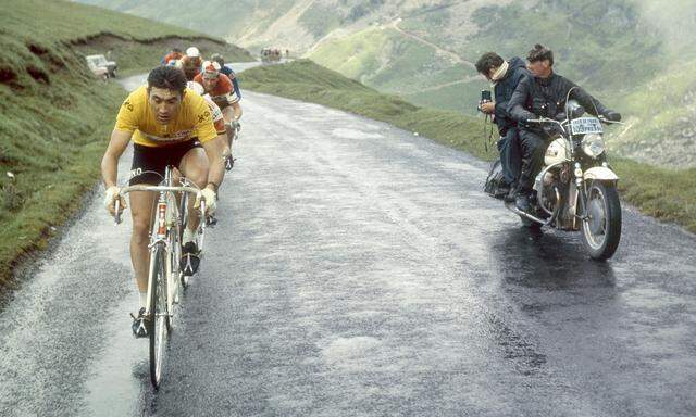 Eddy Merckx am 15. Juli 1970 auf dem Weg zum zweiten seiner insgesamt fünf Toursiege. Keiner trug das „Maillot Jaune“ öfter als der Belgier.