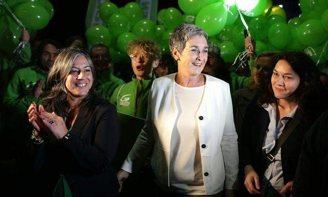  Vizebürgermeisterin Maria Vassilakou (Grüne), Grünen-Spitzenkandidatin Ulrike Lunacek und Parteichefin Ingrid Felipe (Grüne) 