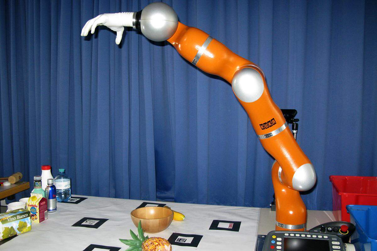 Eine der Arbeitsgruppen kümmert sich darum, dass eine Roboterhand bisher unbekannte Gegenstände erkennt, richtig greift und sicher an den Bestimmungsort transportiert.