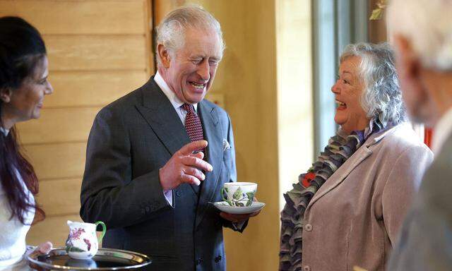 König Charles mag - natürlich - Tee, aber angeblich keine Eiswürfel in, nun, Würfelform. 