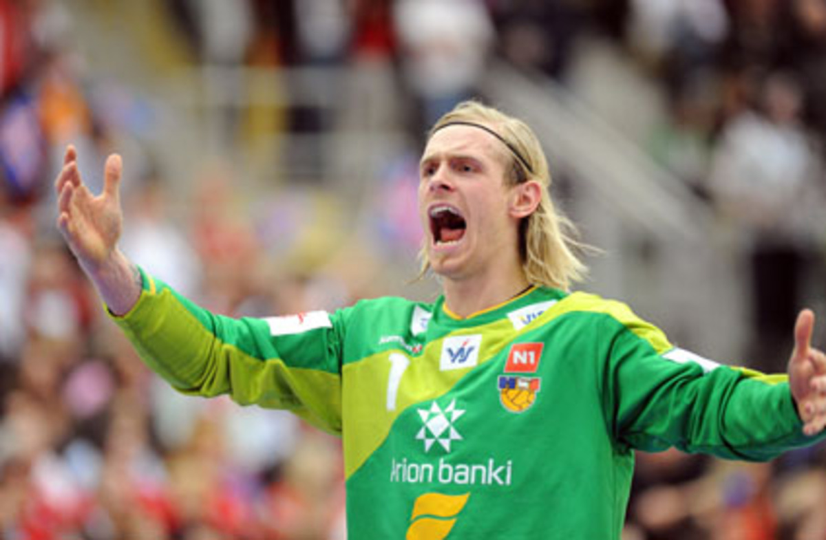 "Wir haben 37 Tore kassiert und müssen unsere eigenen Fehler analysieren. Aber die Schiedsrichter haben zugunsten von Österreich eine neue Handballregel erfunden. Dass wir beide Partien unentschieden gespielt haben, enttäuscht mich, wir hätten zweimal gewinnen müssen."