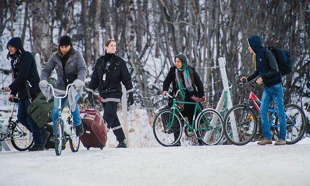 Flüchtlinge auf Rädern auf dem Weg nach Norwegen.