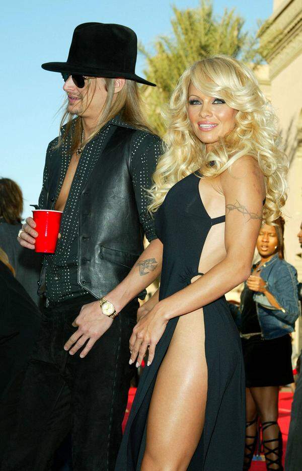 Kid Rock und Pamela Anderson begannen ihre Beziehung im Jahr 2001, verlobten sich im Jahr 2002 und trennten sich im Jahr 2003. Im Juli 2006 fanden sie wieder zusammen und feierten am 29. Juli 2006 ihre erste Hochzeitszeremonie auf einer Yacht in St. Tropez. Zwei weitere Hochzeitsfeste folgten. Beide reichten am 27. November 2006 die Scheidung ein.