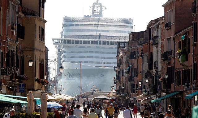 Kreuzfahrtschiffe belasten die Umwelt in der Lagunenstadt schwer, klagen Aktivisten in Venedig.