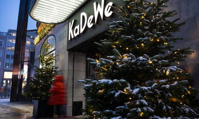 Der Berliner KaDeWe-Chef sieht die Insolvenz der österreichischen Signa Holding für das eigene Geschäft gelassen. 