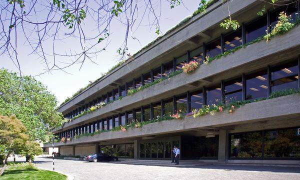 "Ein absolutes Muss in Lissabon ist definitiv ein Besuch der Gulbenkian Foundation", ist die Künstlerin Joana Astolfi überzeugt. "Das Gebäude ist eines der besterhaltenen Werke der 1950er-Jahre-Architektur und beherbergt heute die Kunstsammlung des Gründers sowie Ausstellungen moderner Kunst." Außerdem sind die regelmäßigen Klassik- und Jazzkonzerte und der wunderschön designte Garten gute Gründe, warum ein Besuch unbedingt auf der To-do-Liste jeder Lissabon-Reise stehen sollte. Adresse: Avenida de Berna, 45A, gulbenkian.pt Text: Sabine Mezler-Andelberg