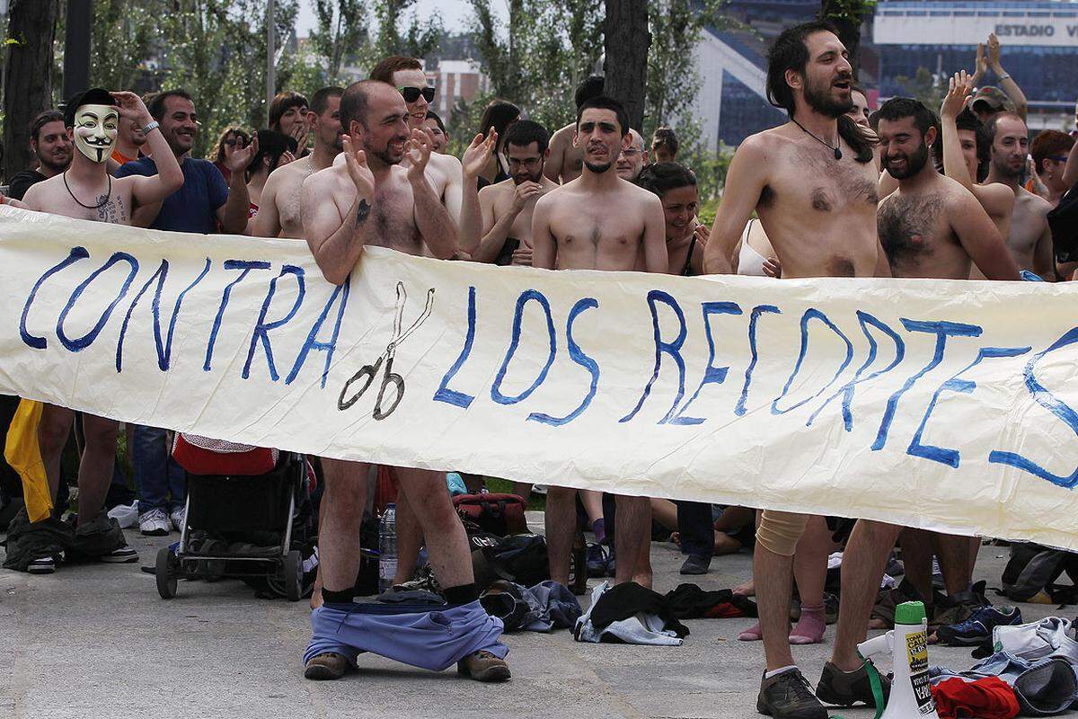 In der spanischen Hauptstadt Madrid versammelten sich die Demonstranten auf dem zentralen Platz Puerta del Sol, wo eine große Kundgebung stattfand.