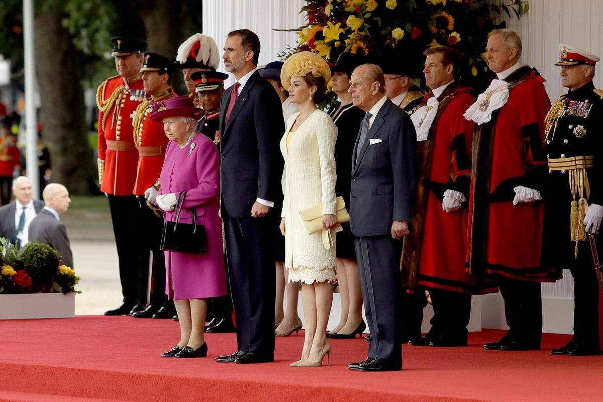 Als die britische Königin Elizabeth II. das spanische Königspaar nach ihrer Ankunft empfangen hatte, trug Königin Letizia ein gelbes Ensemble des Designers Felipe Varela. Der Besuch sollte ursprünglich früher stattfinden, musste aber wegen der vorgezogenen Parlamentswahl in Großbritannien verschoben werden.