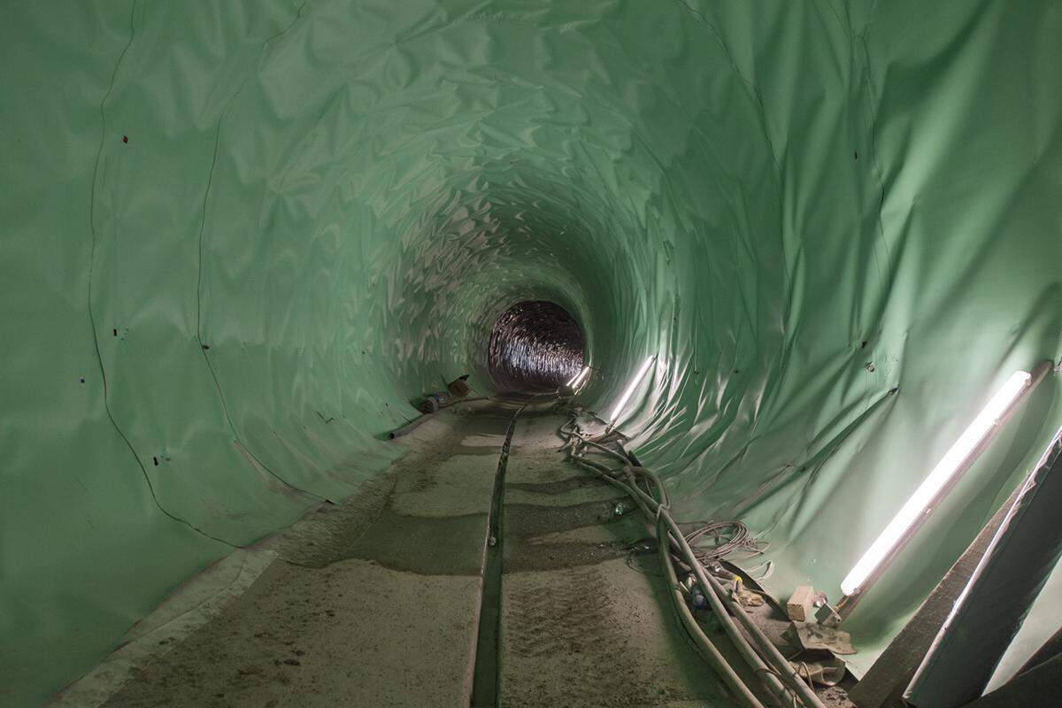 Blick in die Tunnelröhre mit angebrachter Isolierfolie.