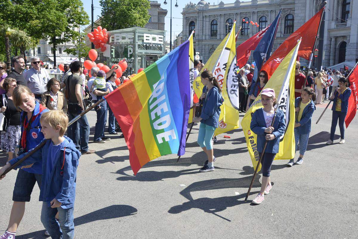 Auch der Nachwuchs aus den roten Vorfeldorganisationen der Kinderfreunde und roten Falken durfte sich am Maiaufmarsch beteiligen und zog am Burgtheater vorbei auf den Rathausplatz ein.