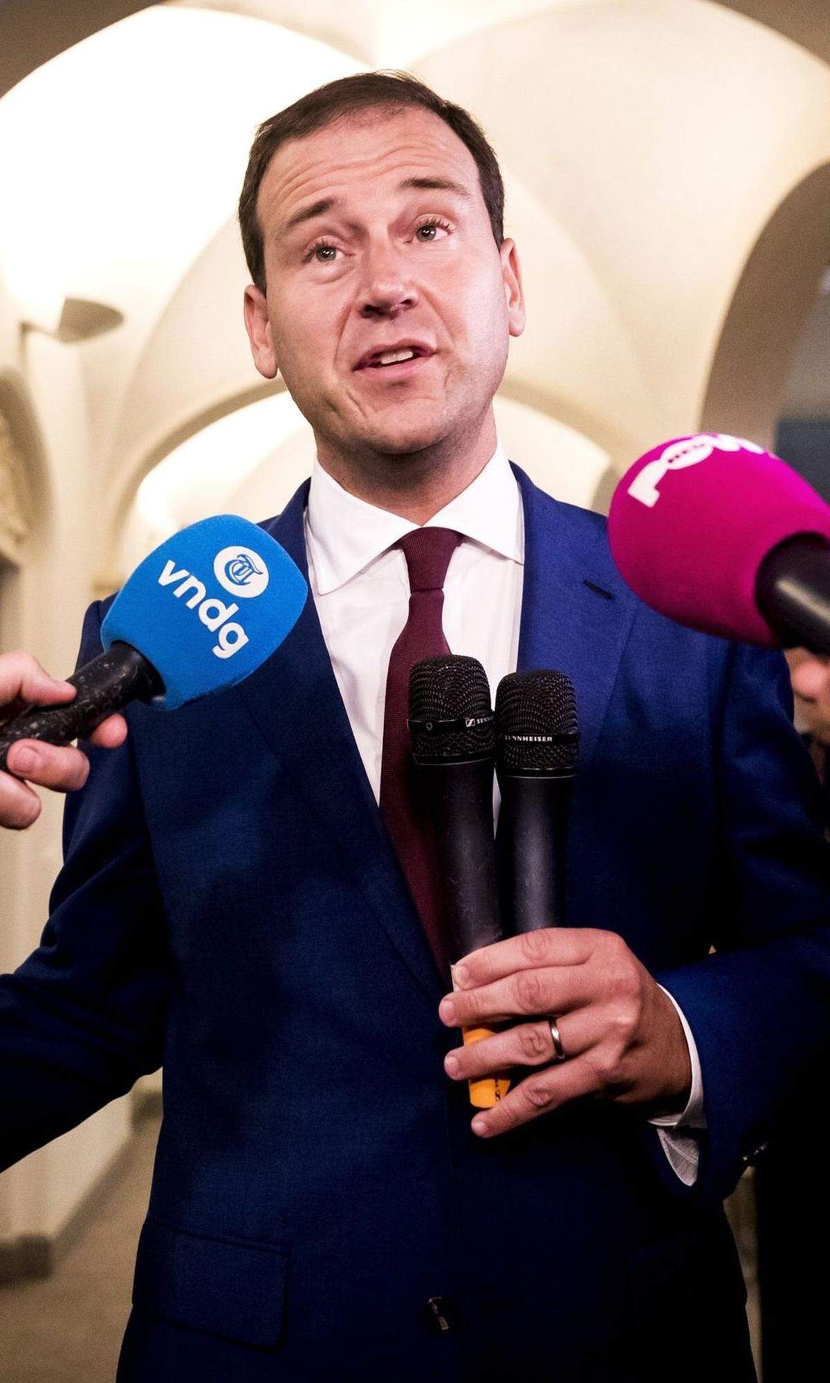 In Nordeuropa stellen die Sozialdemokratischen Parteien lediglich in Schweden den Ministerpräsidenten. Stefan Löfven steuert das skandinavische Land seit 2015 mithilfe einer rot-grünen Minderheitsregierung, die von der bürgerlichen Allianz toleriert wird. Grund dafür ist die blockübergreifende Isolation der am rechten Rand operierenden Schwedendemokraten. In Dänemark und Finnland drücken die Sozialdemokraten seit 2015, in Island und Norwegen seit 2013 die Oppositionsbank. Bei der Wahl in Island Ende Oktober konnten die Sozialdemokraten sich allerdings auf rund 12 Prozent verdoppeln, eine Regierungsbeteiligung scheint greifbar. Im Baltikum regieren die Sozialdemokraten zurzeit als Juniorpartner in Estland und in Litauen mit. In Lettland bildet die russisch dominierte Sozialdemokratische Unionspartei "Harmonie" seit sechs Jahren die stärkste Fraktion im Parlament. Weil sie von den Parteien der lettischen Bevölkerungsmehrheit nicht als Koalitionspartner akzeptiert wird, blieb ihr sowohl 2011 als auch 2014 jeweils nur der Gang in die Opposition.