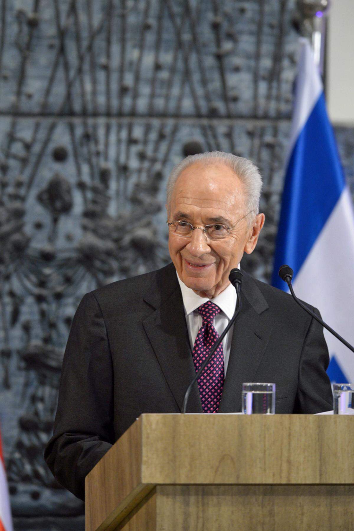 Der gegenwärtige Listenführer im weltweiten "Ältestenrat" ist Shimon Peres. Er ist aber nicht nur das älteste amtierende Staatsoberhaupt auf dem Globus, der vielfache Minister, mehrfache Regierungschef, Friedensnobelpreisträger und (seit 2007) nunmehrige Präsident Israels gehört auch zu den angesehensten Staatsoberhäuptern. Er feiert am 2. August seinen 90. Geburtstag, seine Amtszeit endet im Juli 2014, eine zweite Amtszeit sieht die Verfassung Israels nicht vor.