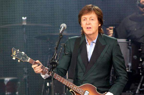 Der frühere Beatles Sänger Paul McCartney betonte Bowies Bedeutung für die britische Musikszene: "Seine Musik spielte eine sehr große Rolle in der britischen Musikgeschichte und ich bin stolz, an den gewaltigen Einfluss zu denken, den er auf Menschen überall auf der Welt hatte."