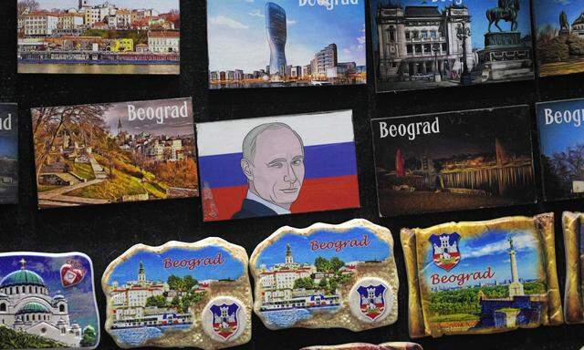 Kühlschrankmagnete bei einem Kiosk in Belgrads Innenstadt. Mittendrin: Wladimir Putin. Big Brother is watching you, könnte man meinen.