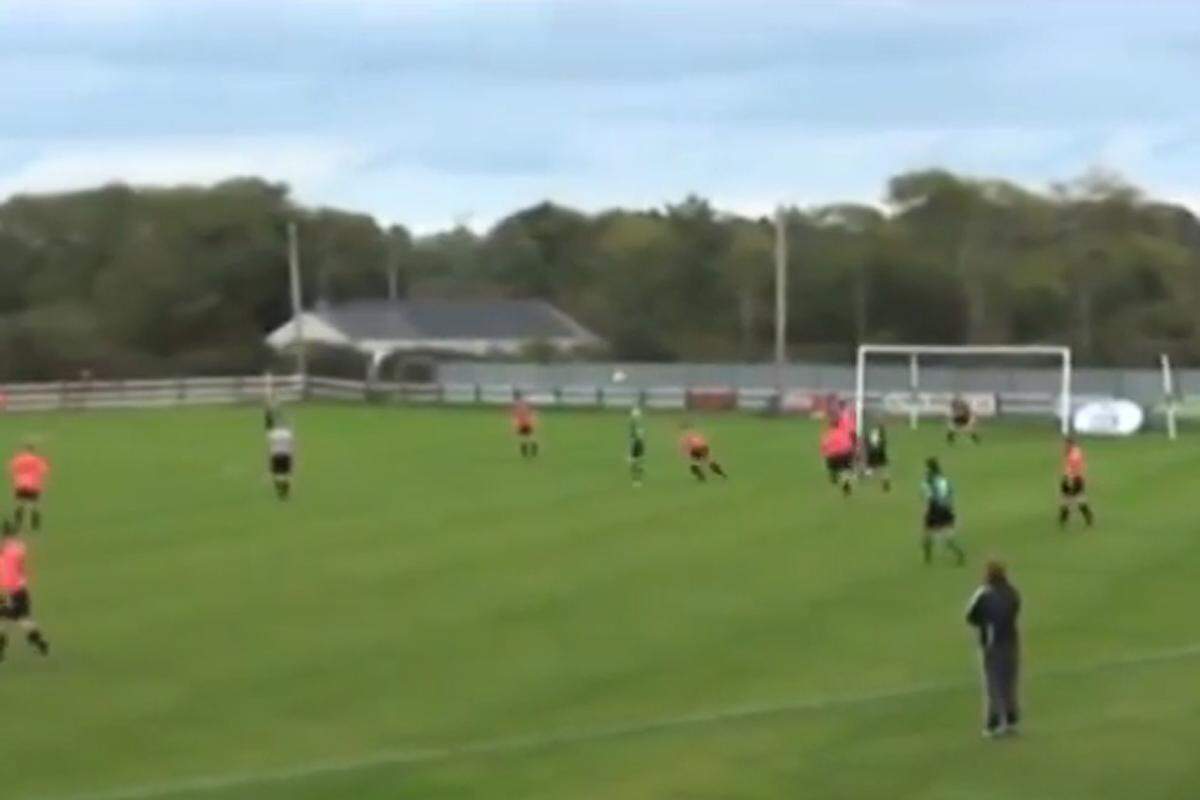 In der irischen Frauenliga spielt sich Wexfords Stephanie Roche gegen Peamount den Ball selbst zweimal auf, bevor sie ihn unter die Latte jagt. &gt;&gt;&gt; Video auf YouTube