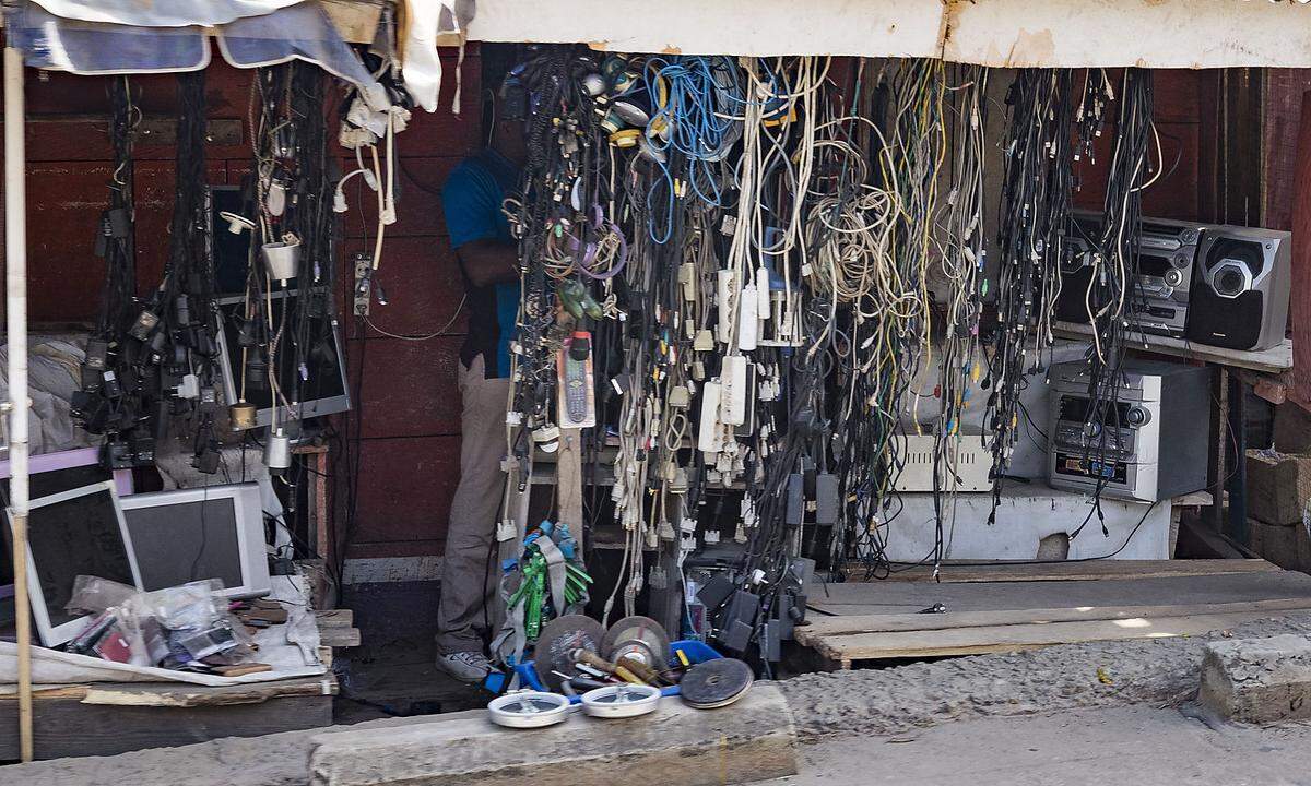 Verkaufen lässt sich vieles, wiederverwerten fast alles. Vom Kabel bis zum Mikowellenherd. Straßenszenerie in Matadi.