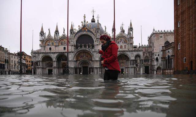 Der Markusplatz samt der Basilika San Marco und vielen anderen Gebäuden war am Mittwoch mehr als kniehoch überflutet.