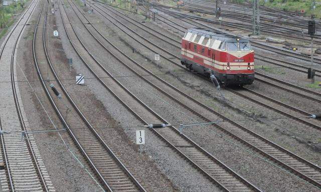 Eine Dieslllock BR 1 228 steht auf einer Bahnstrecke im Norden von Halle Bahnstreik GDL Lokfuehrerst