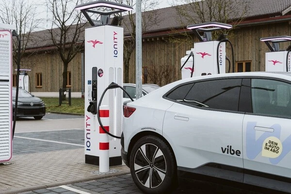 vibe baut sein Mobilitätsangebot um vergünstigte Schnelllade-Tarife im IONITY-Netz aus.
