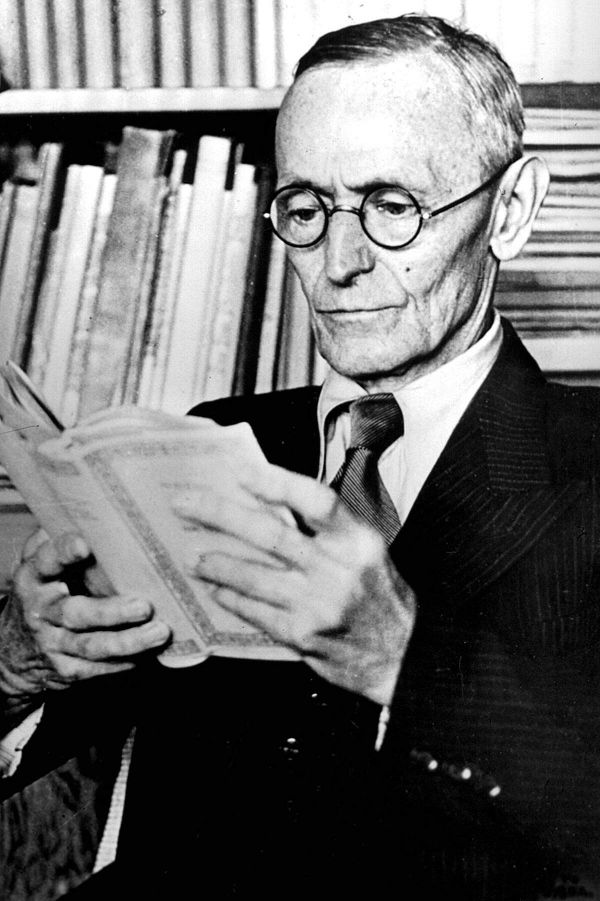 Hermann Hesse (1877 -1962), mit Werken wie "Demian", "Steppenwolf" und "Das Glasperlenspiel" hervorgetretener Lyriker und Erzähler für eine "inspirierte Verfasserschaft, die (...) neben Kühnheit und Tiefe zugleich klassische Humanitätsideale und hohe Stilwerte vertritt".