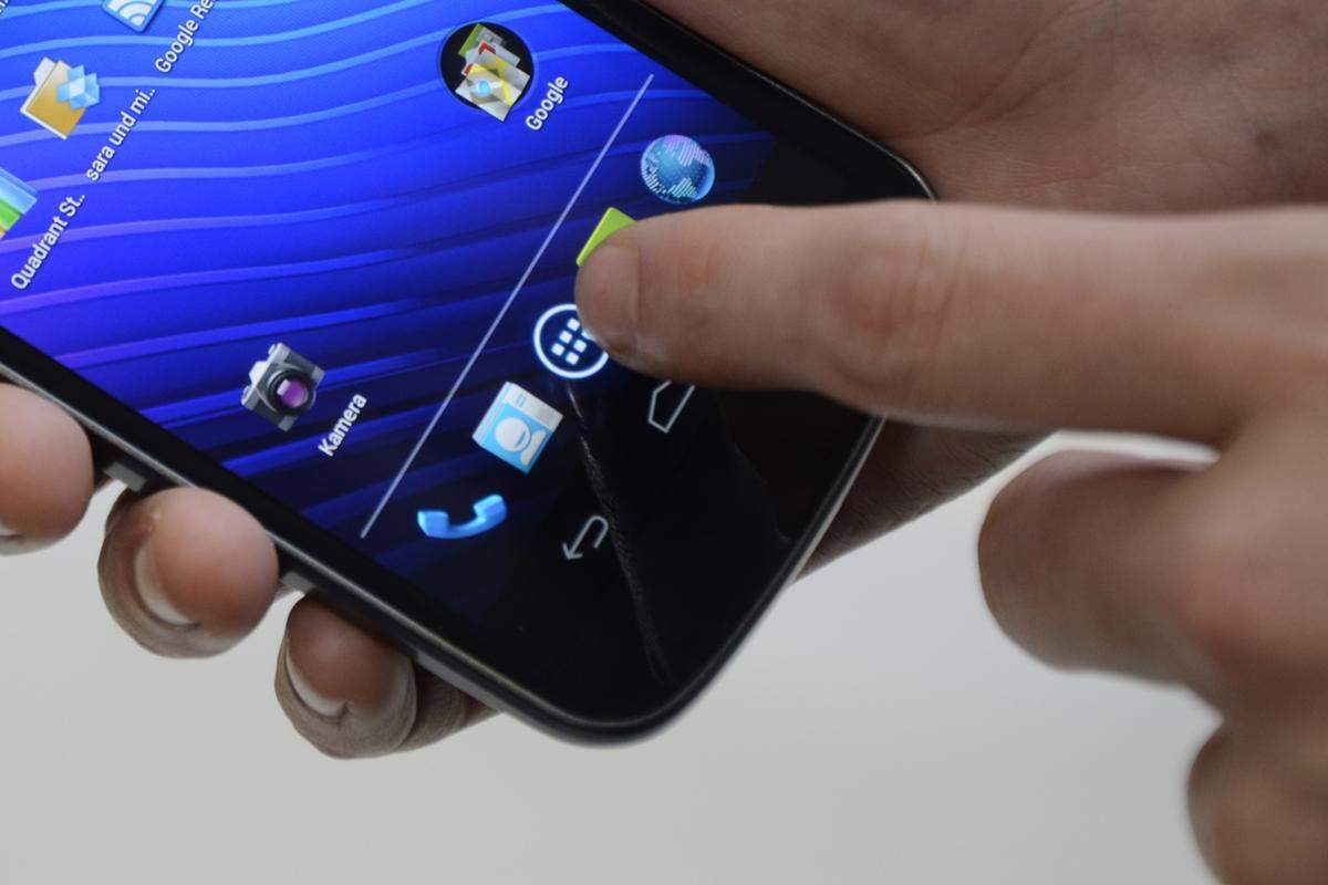 Das Galaxy Nexus hat wie erwähnt einiges unter der Haube. Das macht sich auch bemerkbar. Android 4.0 wartet zum Beispiel beim Aufrufen der App-Übersicht mit einer Animation auf, die nicht nur hübsch, sondern auch blitzschnell ist. Auch beim Spielen und beim Surfen scheint nichts zu ruckeln, zu hängen oder auch nur mit einer kleinen Verzögerung zu stören.