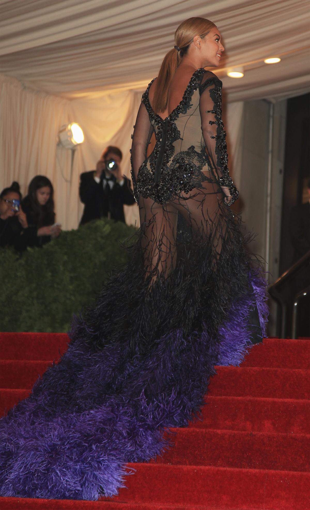 Treppen können sowohl bei engen Kleidern zum Problem werden, als auch bei tief geschnittenen und transparenten. Diese Erfahrung musste bereits Beyonce machen.